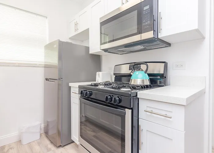 Ocean Drive Deco Apt W/2 Queen Beds, Steps 2 Beach