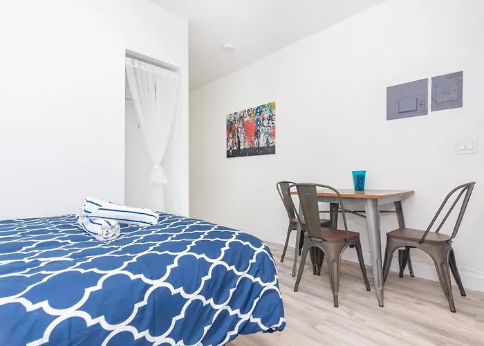 Ocean Drive Deco Apt W/2 Queen Beds, Steps 2 Beach