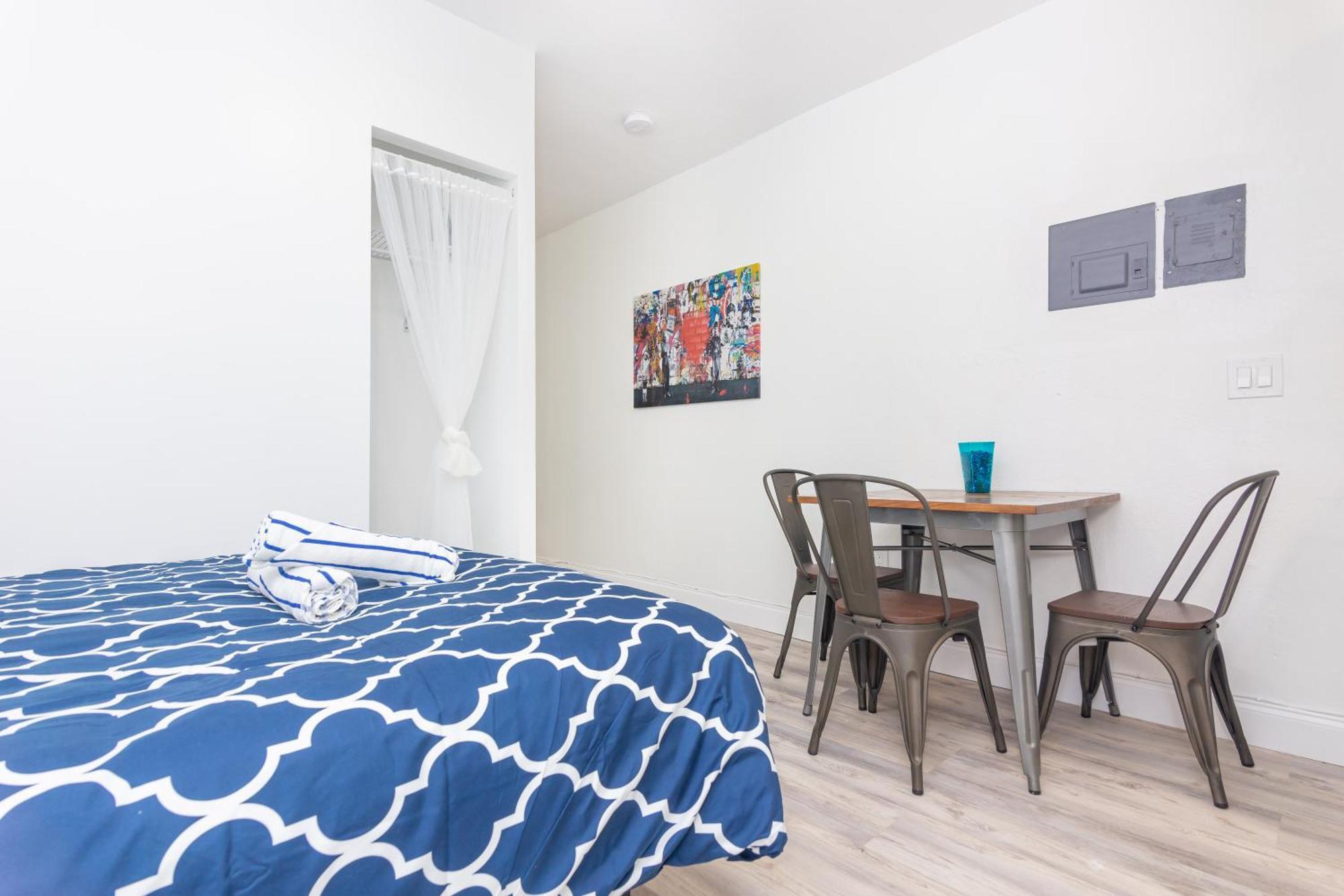 Ocean Drive Deco W/2 Queen Beds, Steps 2 Appartement